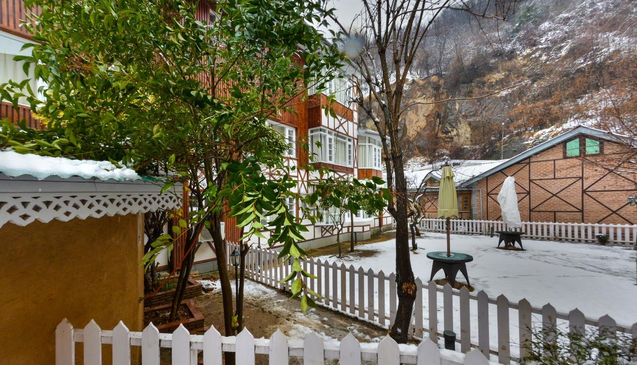 Hotel Metropolis Srīnagar Esterno foto